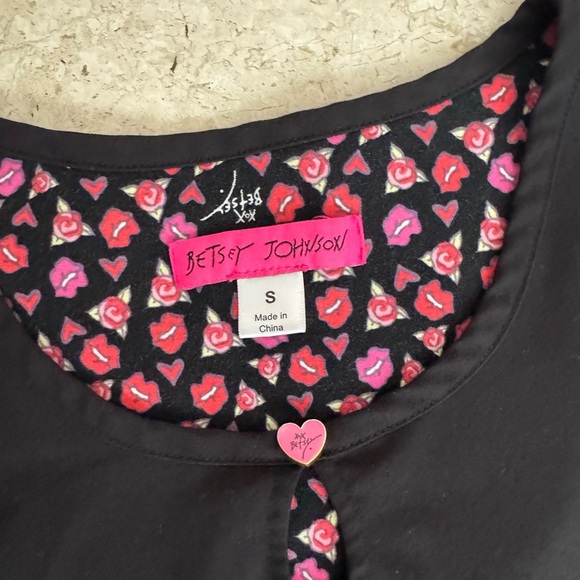 Betsey Johnson Size small black scrubs top pink heart button - Picture 3 of 3